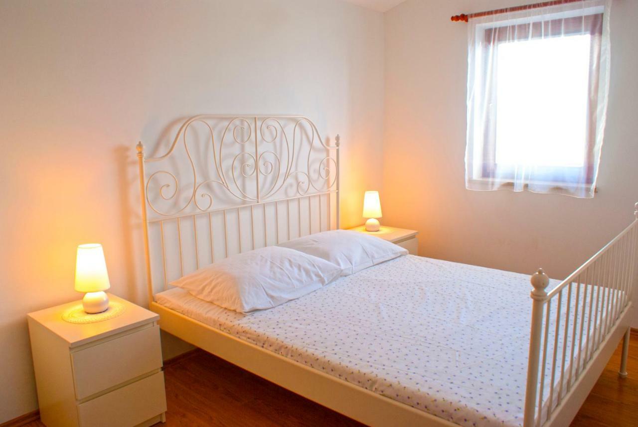 Apartmani Ribarica**** Karlobag Exteriör bild